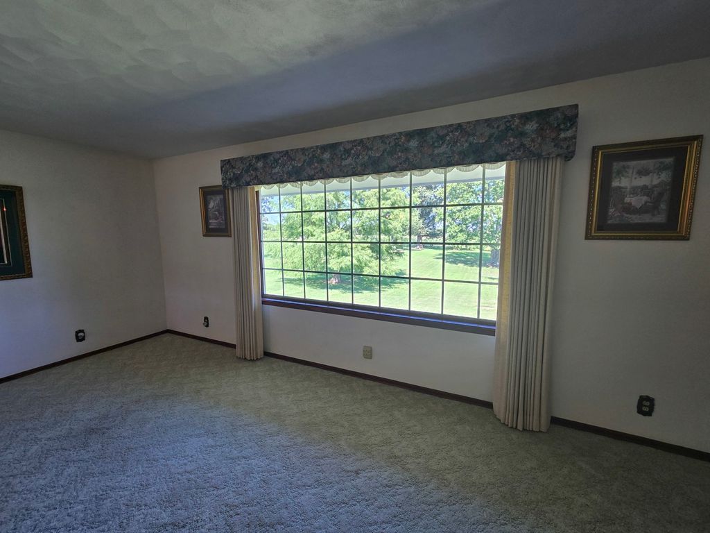 Image 14 of property listing at 11957 E Harrison Road, Mt Vernon, IL 62864
