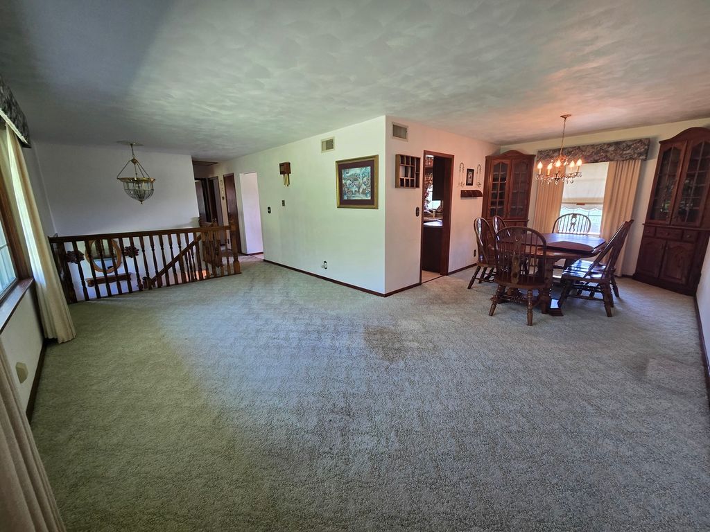 Image 15 of property listing at 11957 E Harrison Road, Mt Vernon, IL 62864