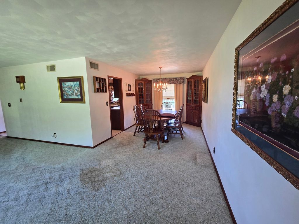 Image 16 of property listing at 11957 E Harrison Road, Mt Vernon, IL 62864