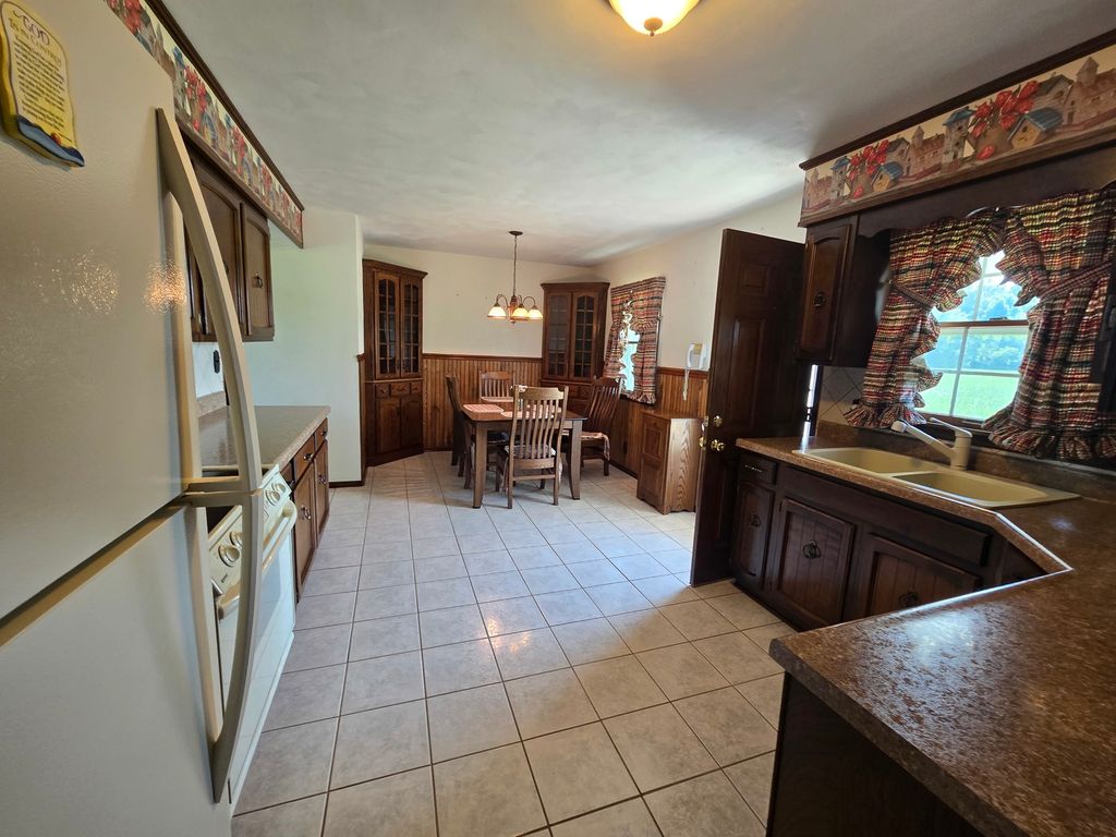 Image 18 of property listing at 11957 E Harrison Road, Mt Vernon, IL 62864