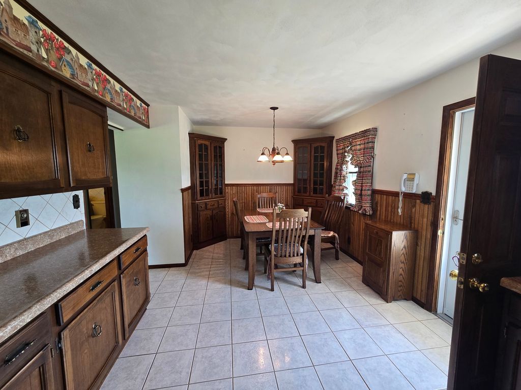 Image 19 of property listing at 11957 E Harrison Road, Mt Vernon, IL 62864