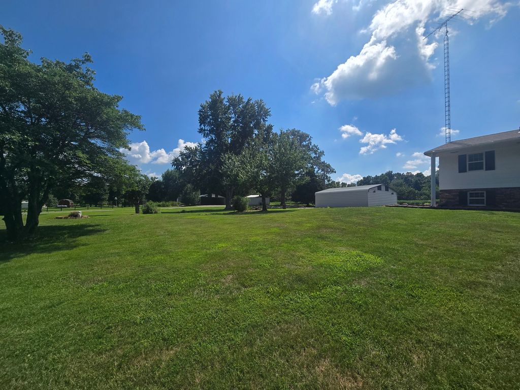 Image 3 of property listing at 11957 E Harrison Road, Mt Vernon, IL 62864
