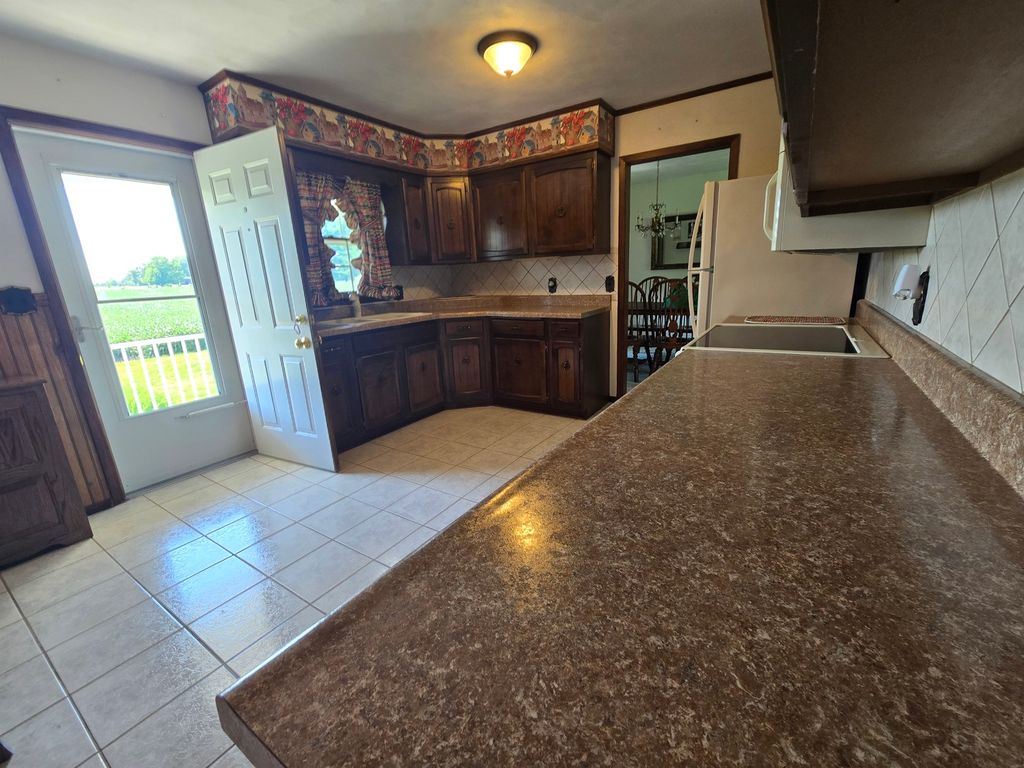 Image 21 of property listing at 11957 E Harrison Road, Mt Vernon, IL 62864