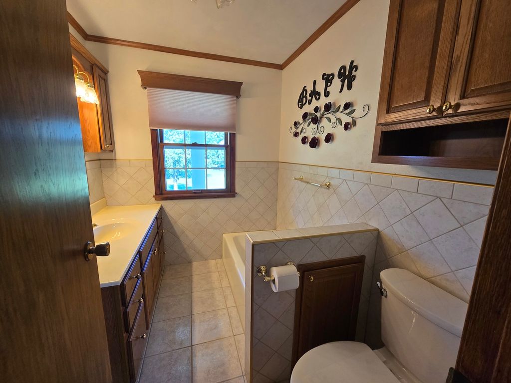 Image 23 of property listing at 11957 E Harrison Road, Mt Vernon, IL 62864