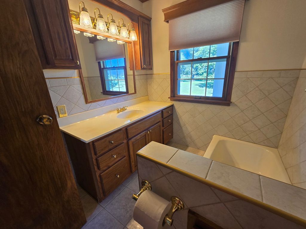 Image 24 of property listing at 11957 E Harrison Road, Mt Vernon, IL 62864