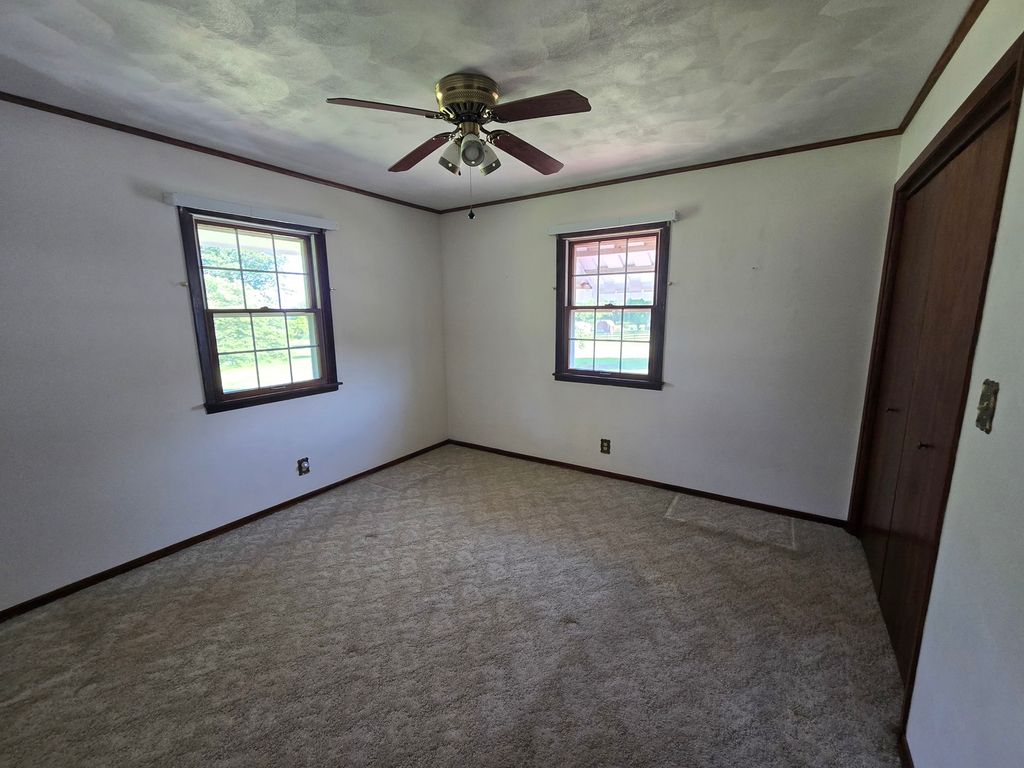 Image 25 of property listing at 11957 E Harrison Road, Mt Vernon, IL 62864