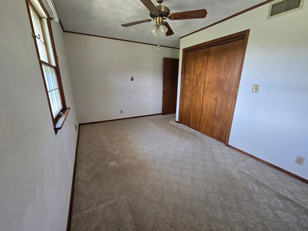 Image 28 of property listing at 11957 E Harrison Road, Mt Vernon, IL 62864