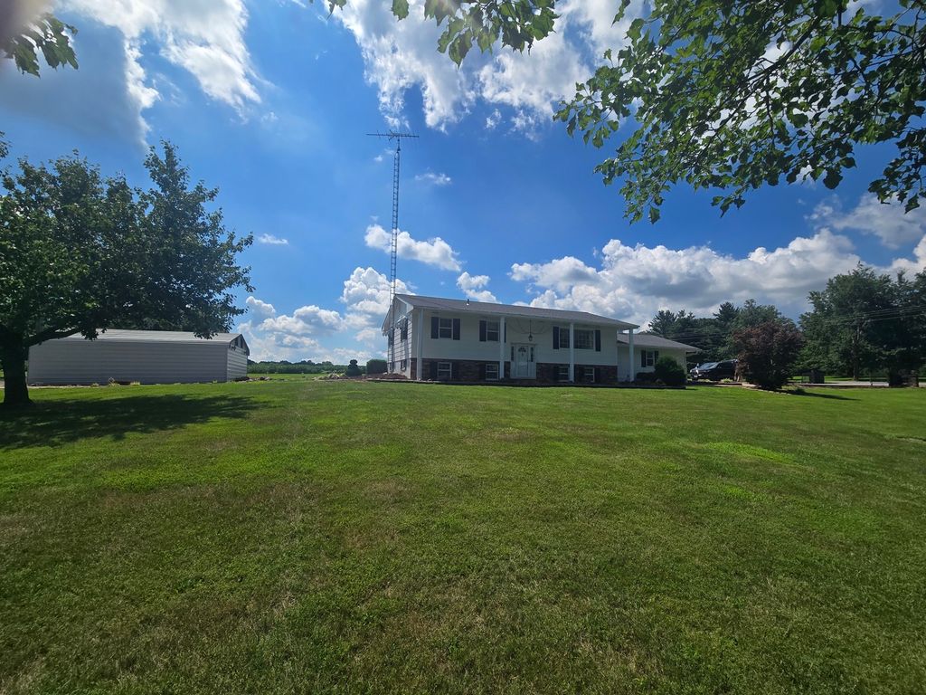 Image 4 of property listing at 11957 E Harrison Road, Mt Vernon, IL 62864