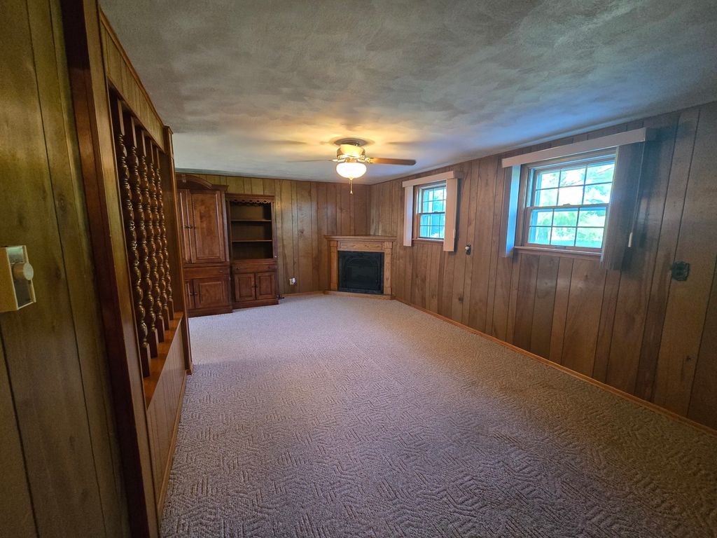 Image 35 of property listing at 11957 E Harrison Road, Mt Vernon, IL 62864