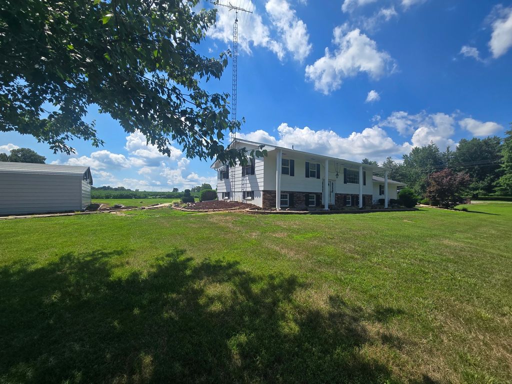 Image 5 of property listing at 11957 E Harrison Road, Mt Vernon, IL 62864
