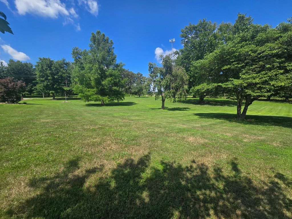 Image 6 of property listing at 11957 E Harrison Road, Mt Vernon, IL 62864