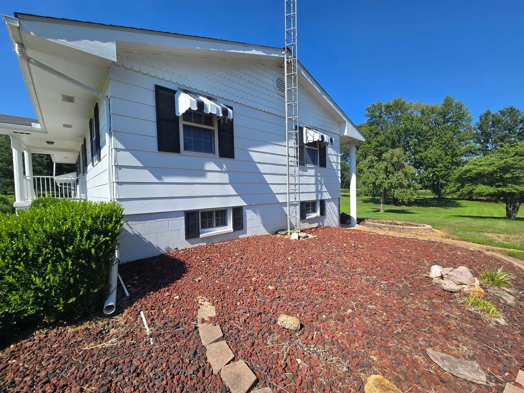 Image 54 of property listing at 11957 E Harrison Road, Mt Vernon, IL 62864
