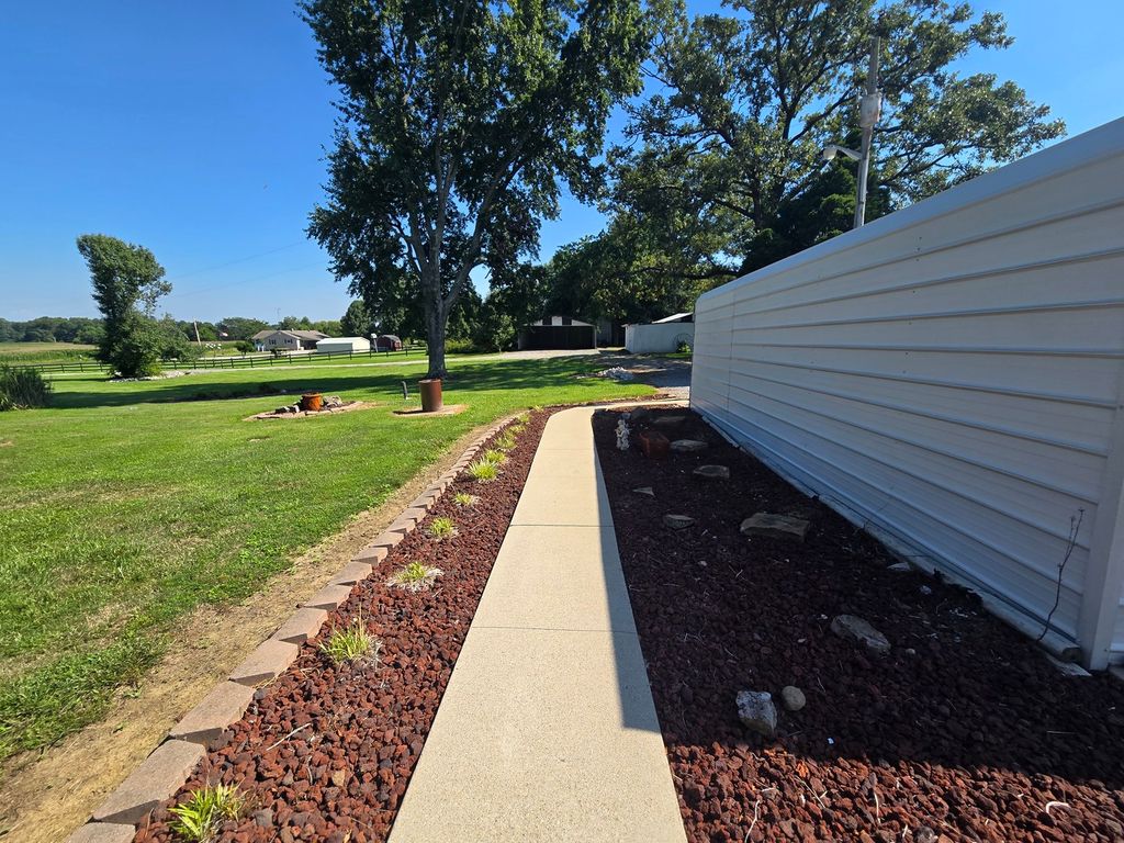 Image 55 of property listing at 11957 E Harrison Road, Mt Vernon, IL 62864