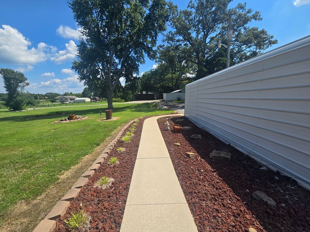Image 7 of property listing at 11957 E Harrison Road, Mt Vernon, IL 62864