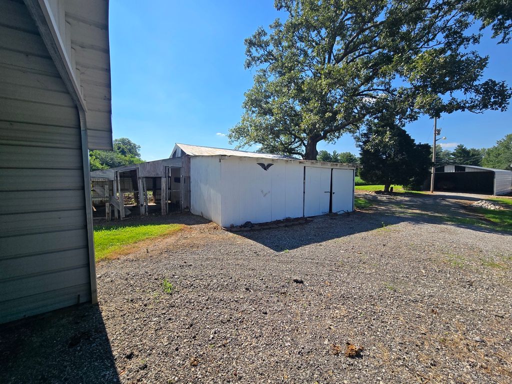 Image 61 of property listing at 11957 E Harrison Road, Mt Vernon, IL 62864