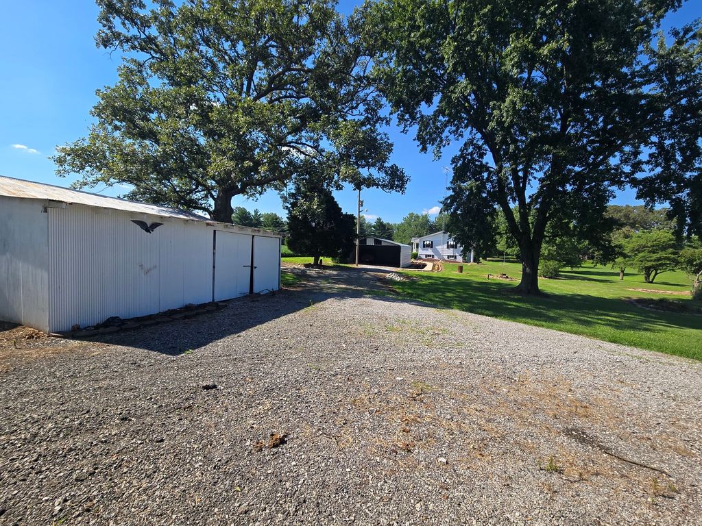 Image 62 of property listing at 11957 E Harrison Road, Mt Vernon, IL 62864