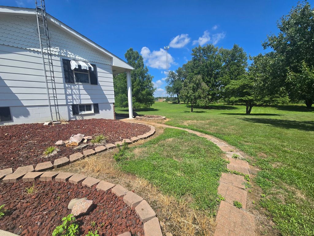 Image 8 of property listing at 11957 E Harrison Road, Mt Vernon, IL 62864