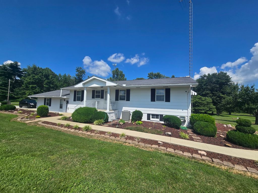Image 9 of property listing at 11957 E Harrison Road, Mt Vernon, IL 62864