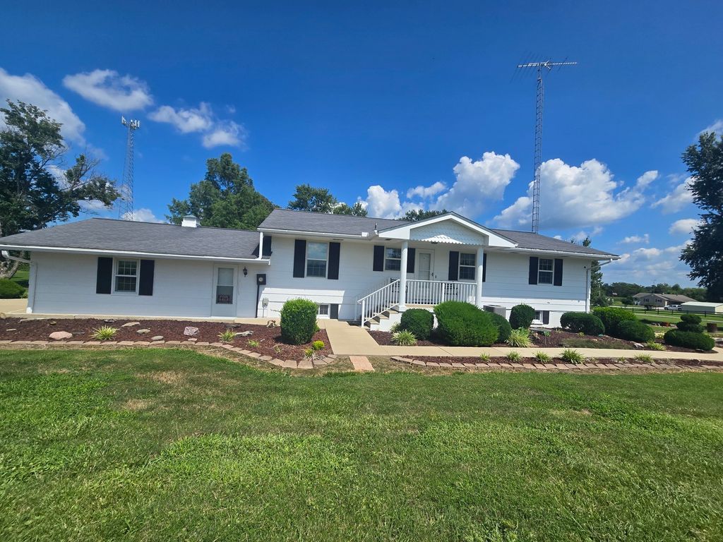 Image 10 of property listing at 11957 E Harrison Road, Mt Vernon, IL 62864