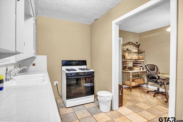 1017 E Olive St., Tyler, TX 75702