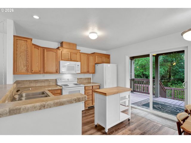 1600 RHODODENDRON Dr 200, Florence, OR 97439