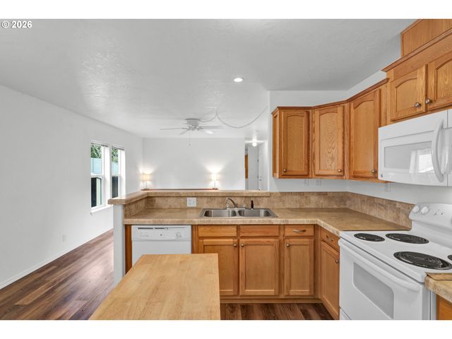 1600 RHODODENDRON Dr 200, Florence, OR 97439