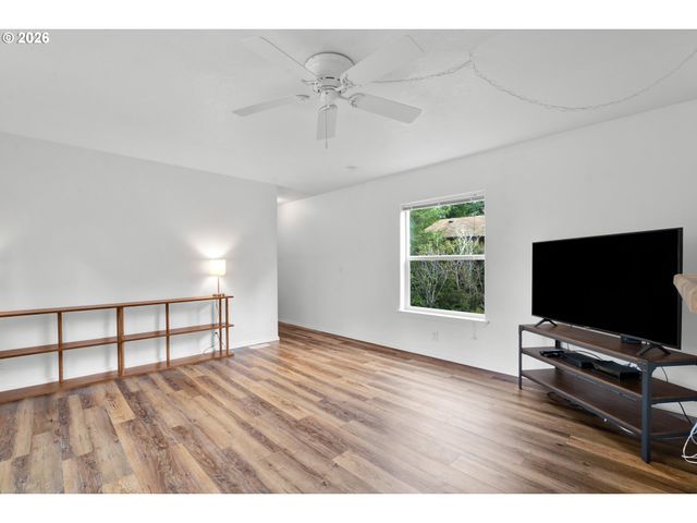 1600 RHODODENDRON Dr 200, Florence, OR 97439