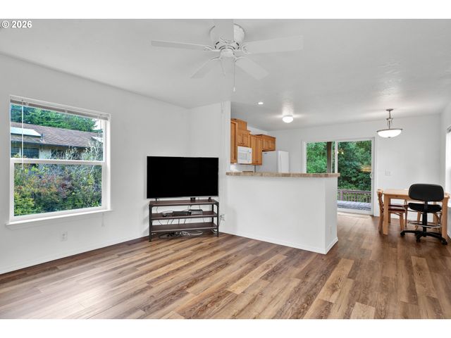 1600 RHODODENDRON Dr 200, Florence, OR 97439