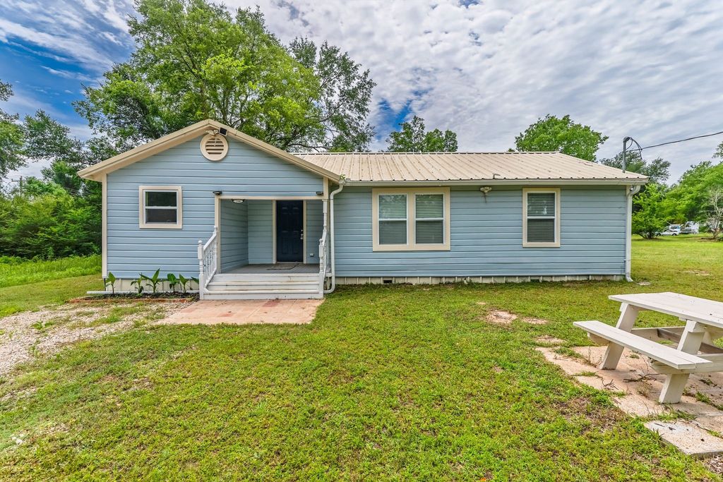 208 Lee Ivie Lane, Emory, TX 75440