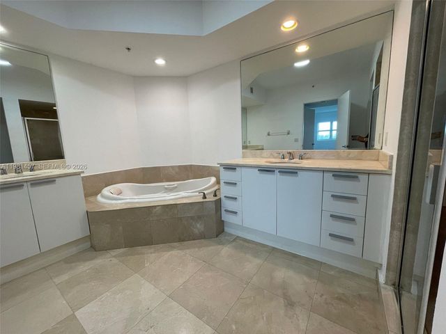 14951 Royal Oaks Ln 709, North Miami, FL 33181