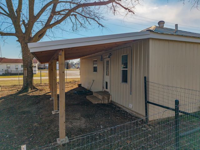 104 N Frances Street, Seymour, MO 65746