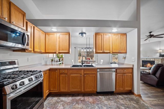 3228 Sherman Parc CIRCLE, Jackson, WI 53037