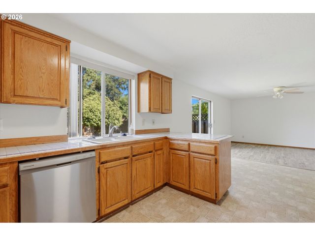 10680 Sw SUMMER LAKE Dr, Portland, OR 97223