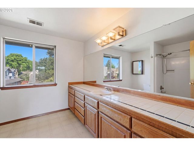 10680 Sw SUMMER LAKE Dr, Portland, OR 97223