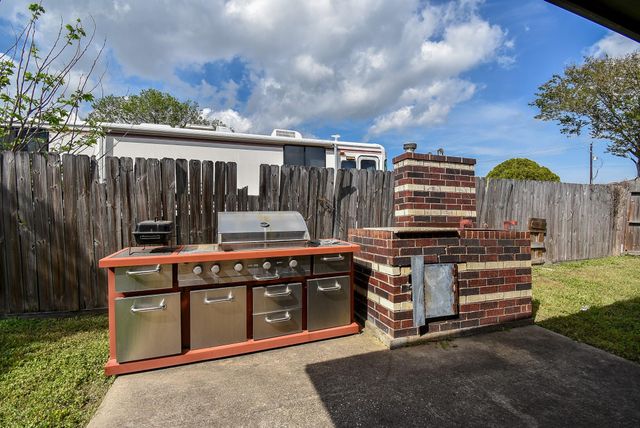 10139 Rustic Rock Road, La Porte, TX 77571