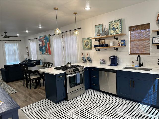 4009 Avenue L, Galveston, TX 77550