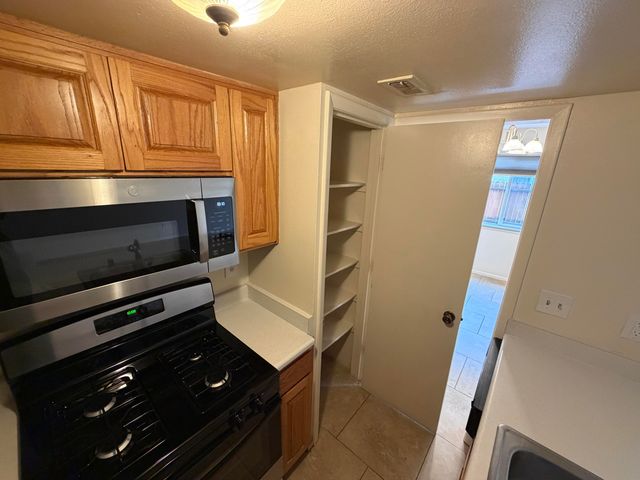 12009 Stilwell Drive NE APT B, Albuquerque, NM 87112