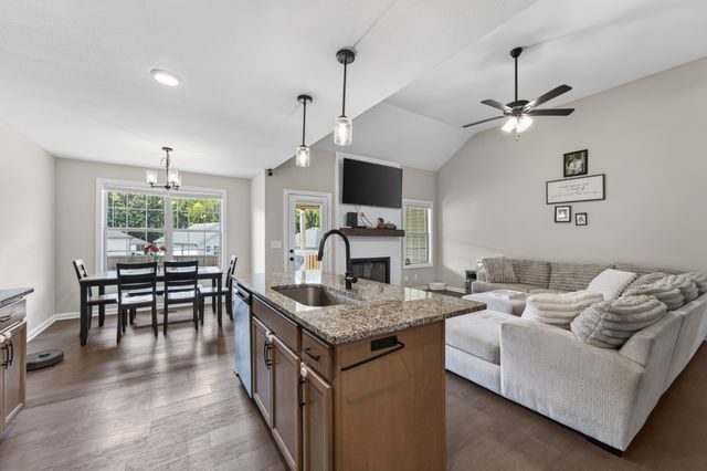 1538 Fredrick Dr, Clarksville, TN 37042