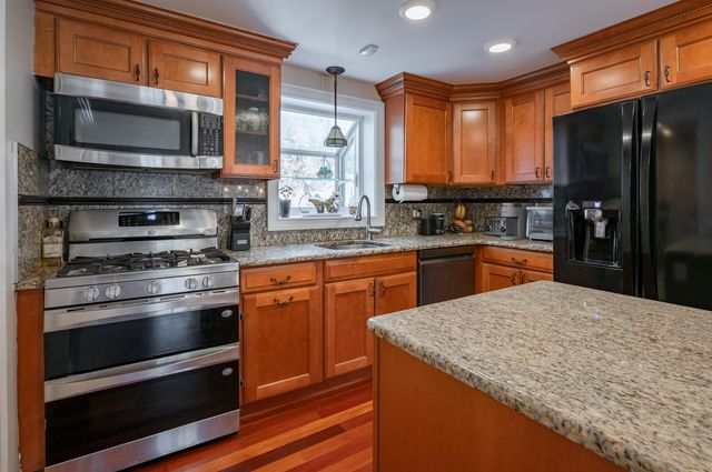 8 Ferncroft Drive, Nashua, NH 03063