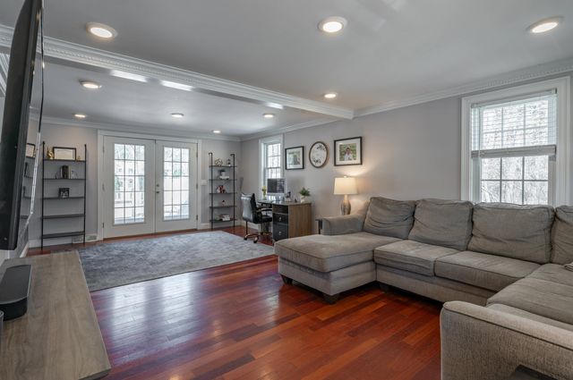8 Ferncroft Drive, Nashua, NH 03063