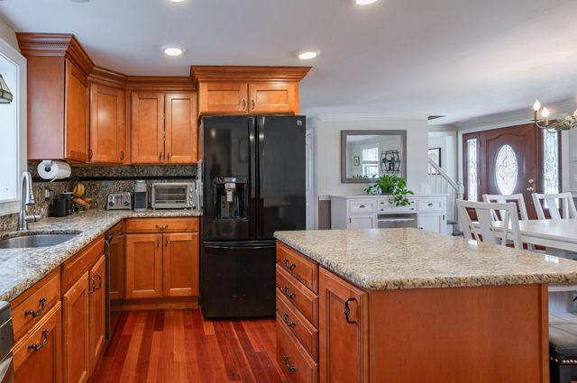 8 Ferncroft Drive, Nashua, NH 03063