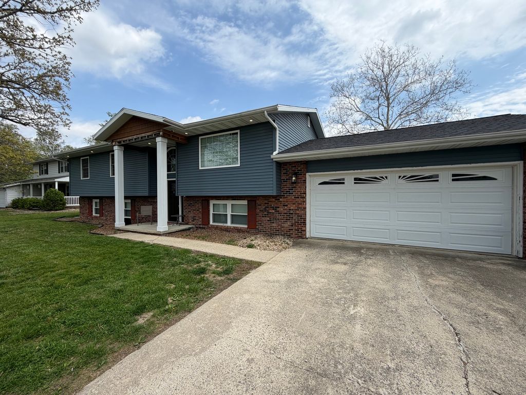 Image 2 of property listing at 150 Woodland Drive, Salem, IL 62881