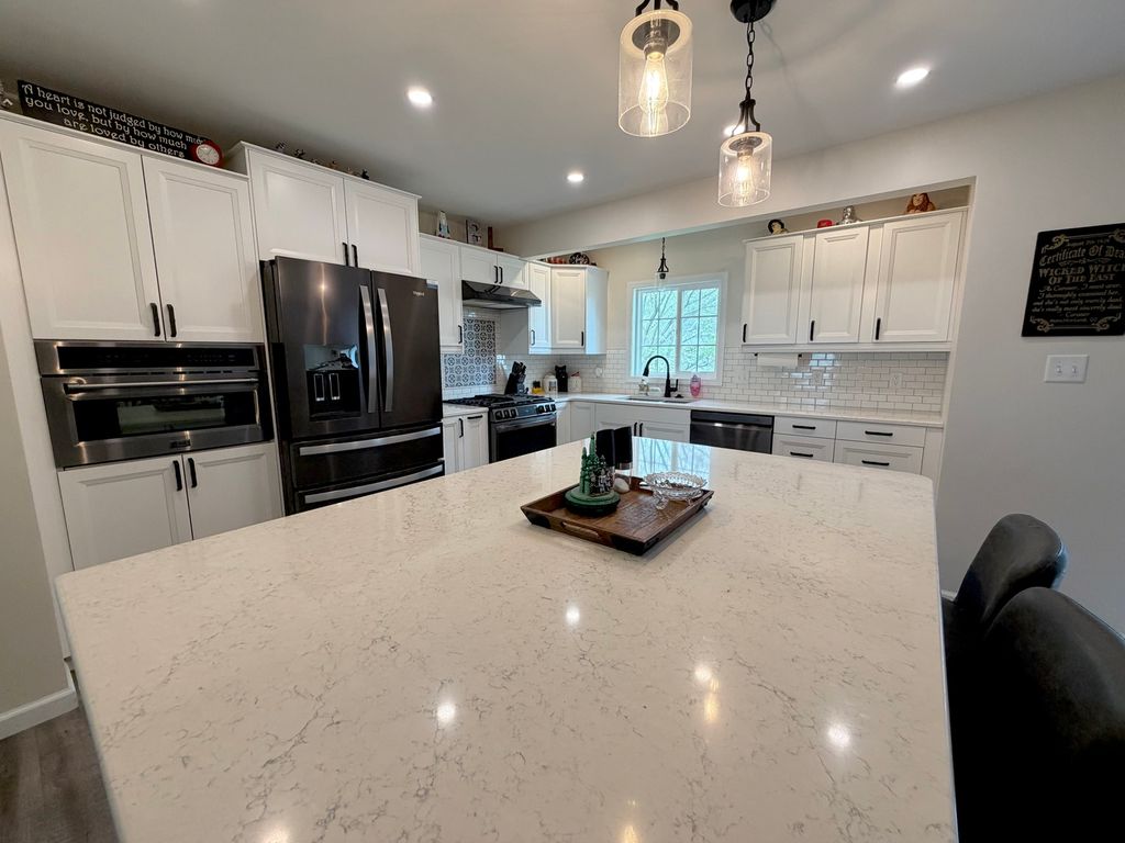 Image 7 of property listing at 150 Woodland Drive, Salem, IL 62881