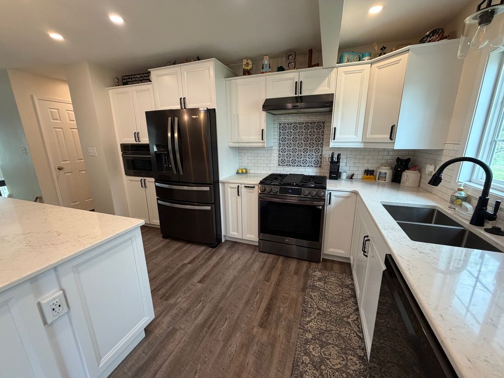 Image 9 of property listing at 150 Woodland Drive, Salem, IL 62881