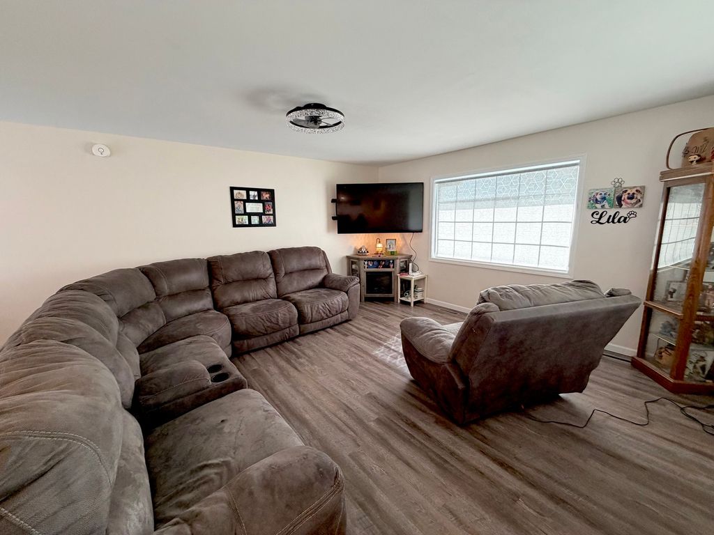 Image 10 of property listing at 150 Woodland Drive, Salem, IL 62881