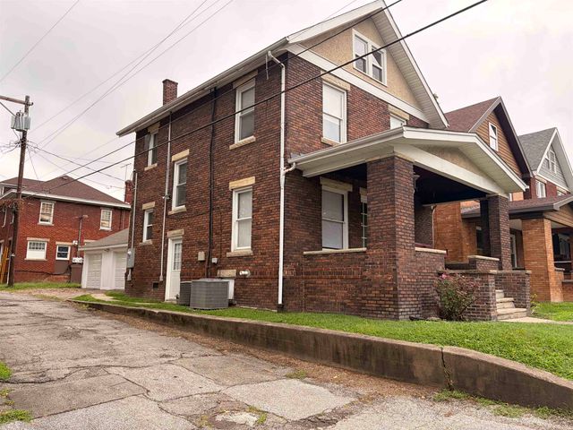 919 12th St, Huntington, WV 25701