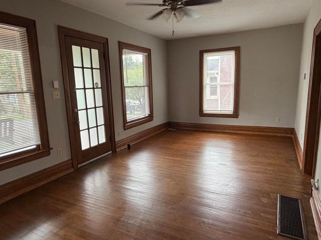 919 12th St, Huntington, WV 25701