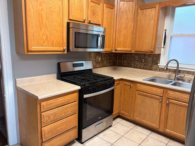 919 12th St, Huntington, WV 25701