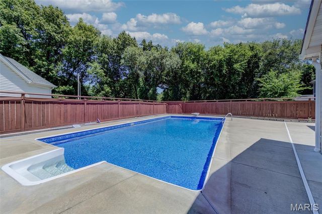 135 Huntington Park, St Charles, MO 63301