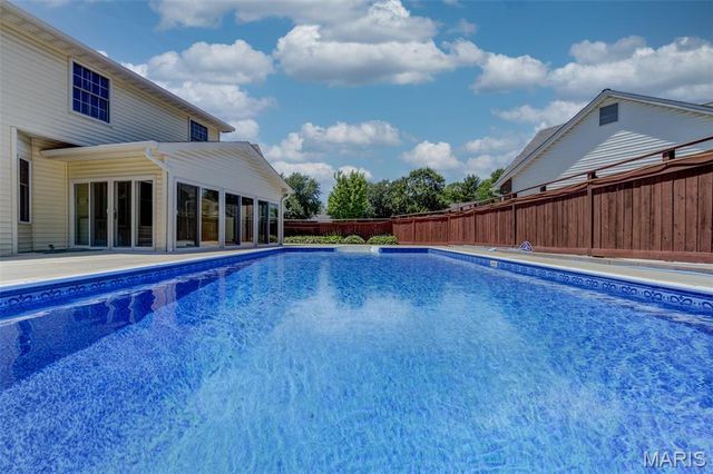 135 Huntington Park, St Charles, MO 63301